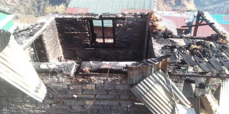 अँगेनोको आगोले घर खरानी