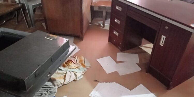 झापामा गए राती एकै पटकमा दुईवटा सहकारि संस्थामा  चोरिभएको छ ।