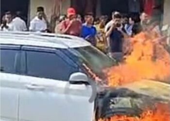 बिर्तामोडमा कुदिरहेको बिधुतिय कारमा अचानक आगोलागी भएको छ ।