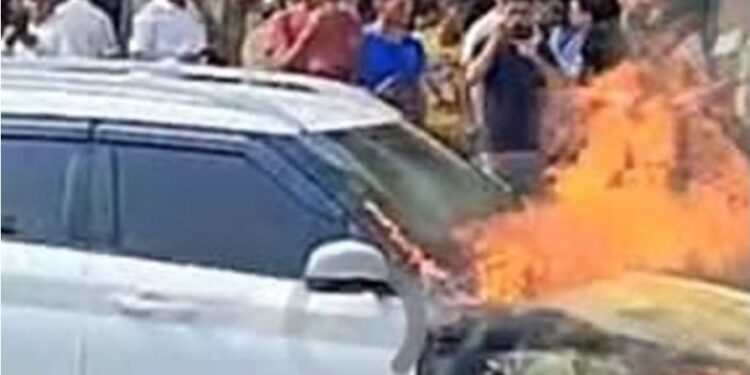 बिर्तामोडमा कुदिरहेको बिधुतिय कारमा अचानक आगोलागी भएको छ ।