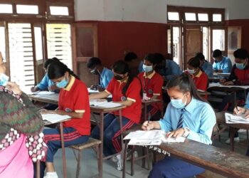 देश भर कक्षा १२ को परिक्षा एउटै समय र एकै दिन उत्साहजनक बिधार्थिहरुको उपस्थिति र शान्तिपुर्ण रुपले शुरु हुँदै । ।