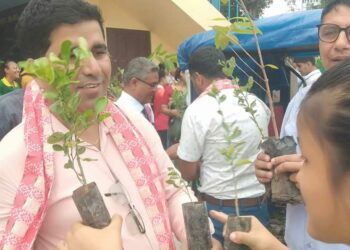 माओबादिले आफ्नो पार्टी सुधृटिकरण अभियान सङ्गै  बिधार्थिलाई बिरुवा उपहार ।