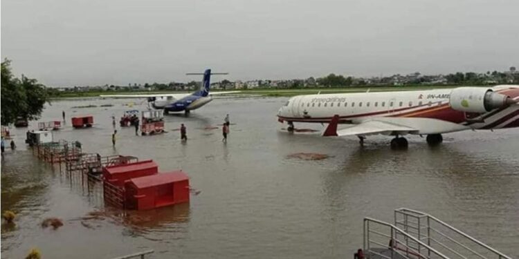 मोरङ्गको  बिराटनगर विमान स्थलमा बाढीका कारण  उडान स्थगित गरियो  ।  ।