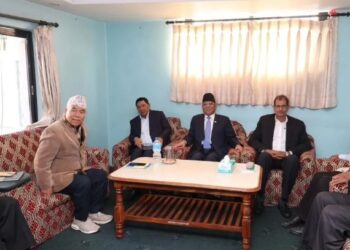 आकस्मिक माओबादी  केन्द्रको पदाधिकारी  बैठक प्रधानमन्त्री कार्यलय बालुवाटारमा बस्दै  ।