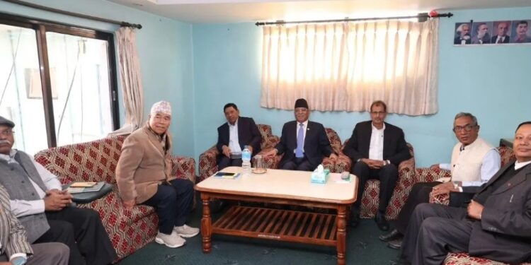 आकस्मिक माओबादी  केन्द्रको पदाधिकारी  बैठक प्रधानमन्त्री कार्यलय बालुवाटारमा बस्दै  ।