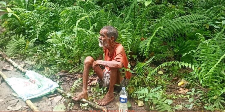 जङ्गलमा छाडिएका ७० बर्षिय बृद्द जामुन लाल  ।