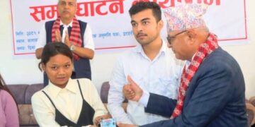 अस्थाई स्मार्ट लाईसेन्स बितरण गर्दै ,कोशी प्रदेश मन्त्री ।