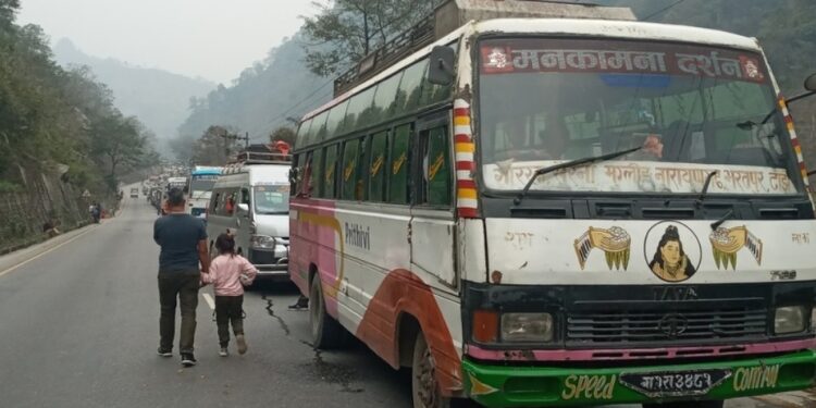 पृथ्वीराजमार्ग छिर्कने-देउराली सडकखण्ड अवरुद्ध हुने   ।