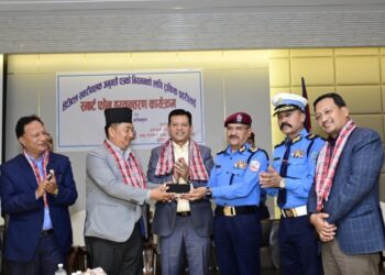 डिजिटल लाइसेन्स नियमनका लागि ४ सयभन्दा बढी स्मार्ट फोन हस्तान्तरण  ।