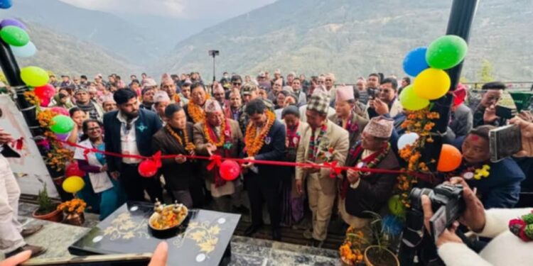 फालेलुङ्गमा बनाईएको ५ शैय्याको हस्पिटल ४५ कोठे पालिका प्रशासनिक भवन उद्घान ।