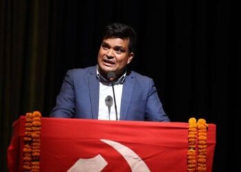 कुलमानको समर्थनमा सरकारी निर्णयको विरुद्धमा सडक आन्दोलन गर्दै माओबादी जनबर्गीय सङ्गठन हरु । ।