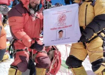 सर्वोच्च शिखर सगरमाथाको टुप्पोमा  आवाजबिहिनहरुका पक्षमा कलम चलाउने सम्पादकको तस्बिर फहरियो ।